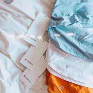 ISO ( l u l u l e m o n  s h o r t s ) DO NOT BUY